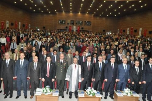 BAKAN YILMAZ'A ÜNİVERSİTE'DE ŞOK: ÖĞRENCİLER SALONU TERK ETTİ