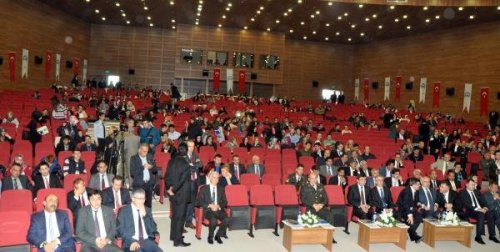 BAKAN YILMAZ'A ÜNİVERSİTE'DE ŞOK: ÖĞRENCİLER SALONU TERK ETTİ