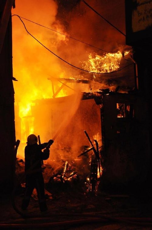 BEYOĞLU'NDA YANGIN!