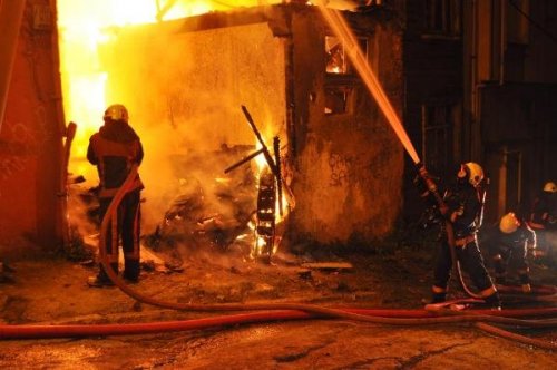 BEYOĞLU'NDA YANGIN!