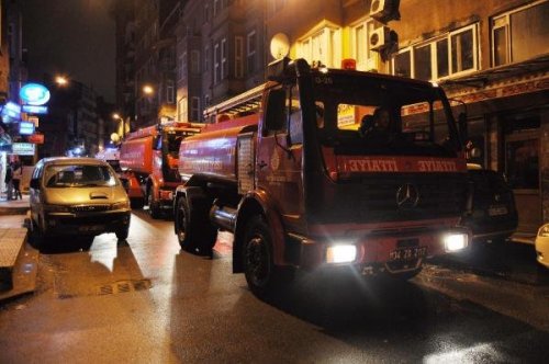 BEYOĞLU'NDA YANGIN PANİK YARATTI