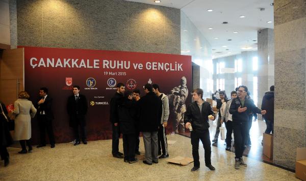 canakkale-ruhu-ve-genclik-toplantisinin-yapildigi-kongre-merkezinde-yakisiksiz-goruntuler_5169_dhaphoto1.jpg