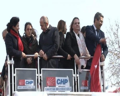 CHP'DEN KADIKÖY'DE GÖVDE GÖSTERİSİ