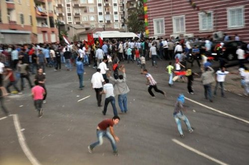 Diyarbakır'da Işid Protestosunda Olaylar Çıktı