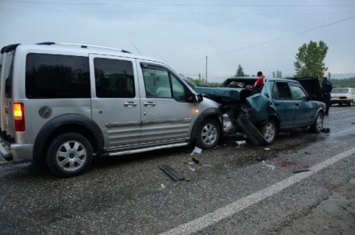 DÜĞÜN KONVOYUNDA 6 ARAÇ BİRBİRİNE GİRDİ: 9 YARALI