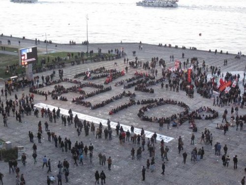 ERDOĞAN'I MİTİNG MEYDANINDA BÖYLE PROTESTO ETTİLER