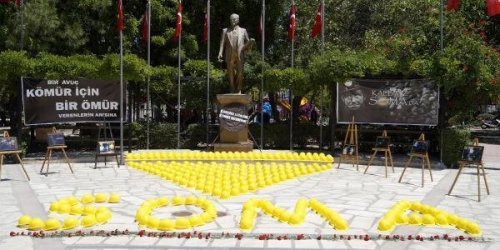 FİNİKE BELEDİYESİ'NDEN MADEN İŞÇİLERİ İÇİN BARETLİ ANMA