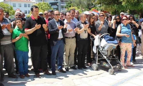 FİNİKE BELEDİYESİ'NDEN MADEN İŞÇİLERİ İÇİN BARETLİ ANMA