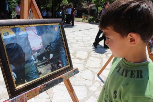 FİNİKE BELEDİYESİ'NDEN MADEN İŞÇİLERİ İÇİN BARETLİ ANMA