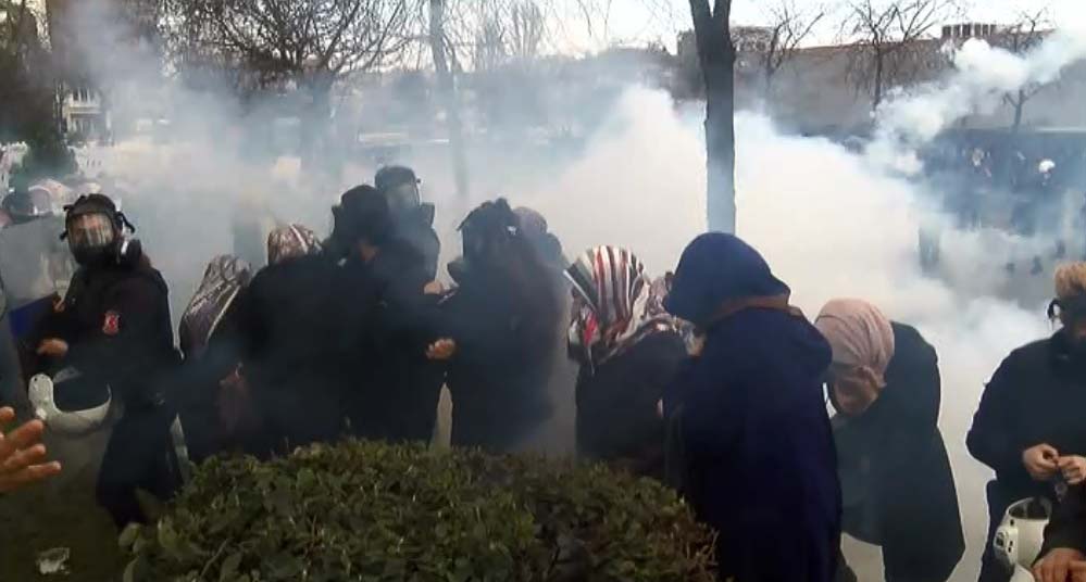 fotograflarzaman-gazetesi-onunde-polis-mudahalesi_dhapt2.jpg