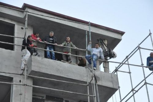 İNŞAAT İŞ GÜVENLİĞİ NEDENİYLE MÜHÜRLENMEK İSTENİNCE 10 İŞÇİ İNTİHAR ETMEK İSTEDİ