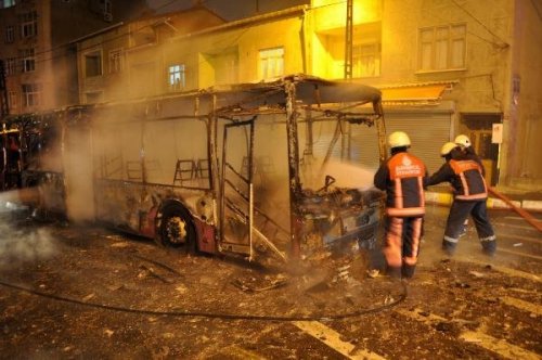 İSTANBUL'DA HALK OTOBÜSÜNÜ YAKTILAR