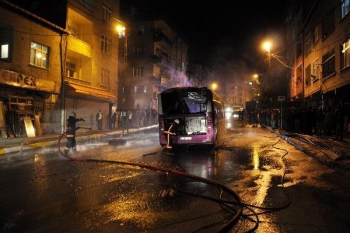 İSTANBUL'DA HALK OTOBÜSÜNÜ YAKTILAR