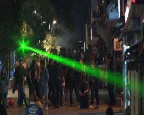 KADIKÖY'DE EYLEM YAPAN GRUBA POLİS MÜDAHALE ETTİ