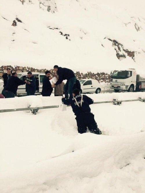 KAR YOLLARI KAPATTI, BİNLERCE SÜRÜCÜ MAHSUR KALDI