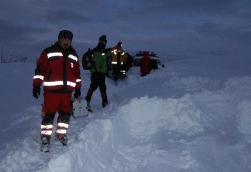 KARDA MAHSUR KALAN GENÇLERE 27 SAAT SONRA ULAŞILDI