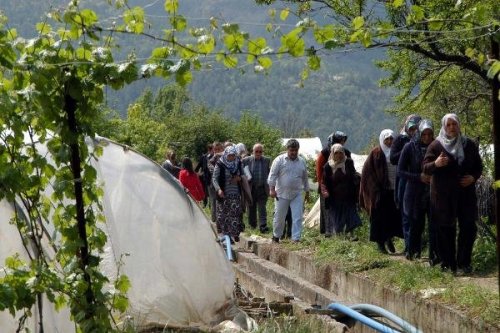 KÖYDE PROTESTO SESLERİ YÜKSELDİ.