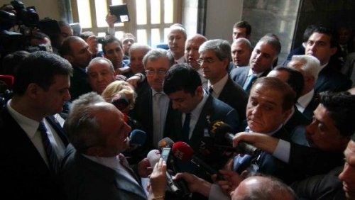 MECLİSTE CHP'LİLER İLE POLİS KAVGASI