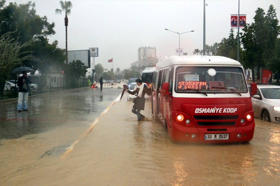 mersin-sel-altinda.jpg