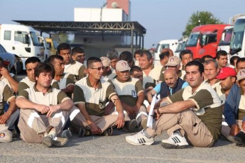 MERSİN'DE TEMİZLİK İŞÇİLERİ SOMA İÇİN İŞ BIRAKTI