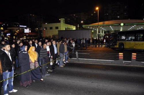 METROBÜS İLE MİNİBÜS KAFA KAFAYA ÇARPIŞTI; İKİSİ AĞIR 14 YARALI