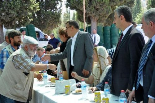 MEZARLIKTA BAYRAMLAŞTILAR