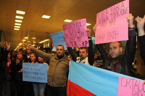 MHP'LİLERDEN HAVALİMANINDA BEKLEYEN UYGUR TÜRKLERİNE DESTEK