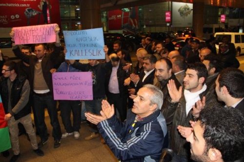 MHP'LİLERDEN HAVALİMANINDA BEKLEYEN UYGUR TÜRKLERİNE DESTEK