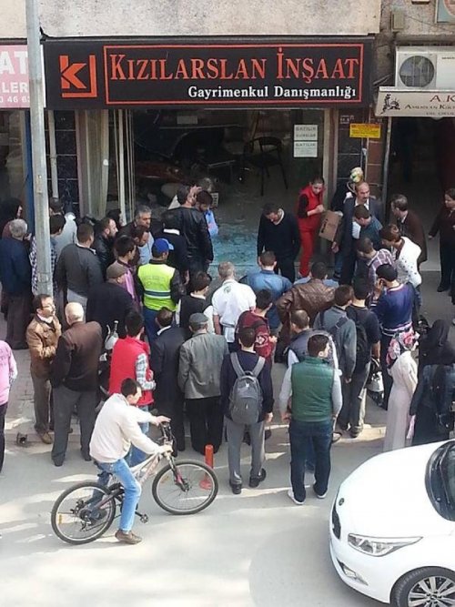 MOTOSİKLET SÜRÜCÜSÜ EMLAKÇI DÜKKANINA DALDI