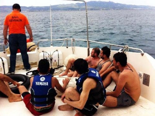 Otomobil İç Lastiğiyle Yüzerek Yunanistan'a Geçmek İsteyen 6 Mülteci Yakalandı