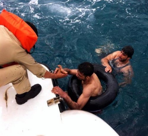 Otomobil İç Lastiğiyle Yüzerek Yunanistan'a Geçmek İsteyen 6 Mülteci Yakalandı