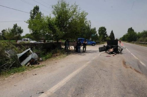 OTOMOBİL İKİYE BÖLÜNDÜ, KAŞINDA SIYRIKLA KURTULDU