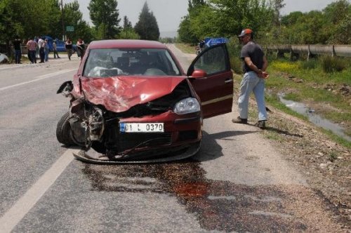 OTOMOBİL İKİYE BÖLÜNDÜ, KAŞINDA SIYRIKLA KURTULDU