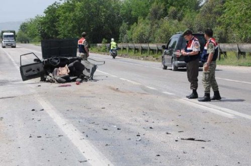 OTOMOBİL İKİYE BÖLÜNDÜ, KAŞINDA SIYRIKLA KURTULDU