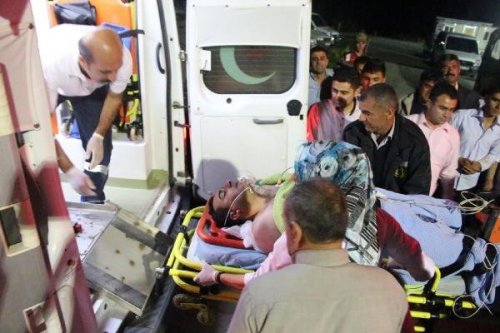 OTOMOBİL SULAMA KANALINA DEVRİLDİ!