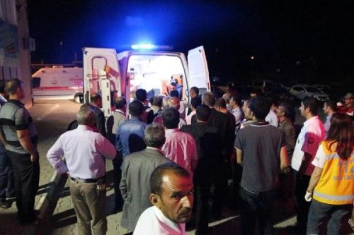 OTOMOBİL SULAMA KANALINA DEVRİLDİ!