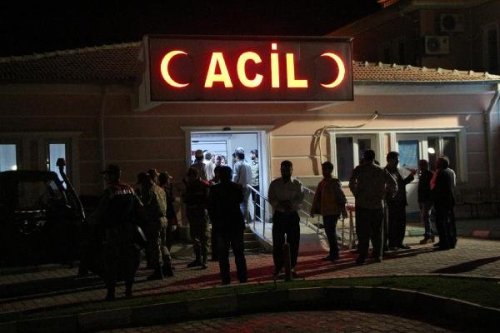 OTOMOBİL SULAMA KANALINA DEVRİLDİ!