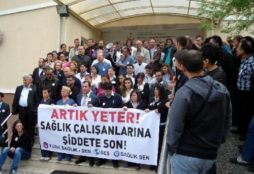 SAĞLIK PERSONELİNDEN SAVCIYA PROTESTO