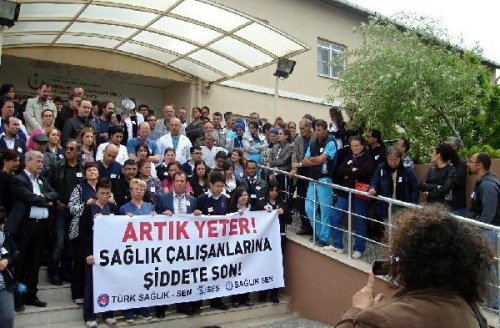 SAĞLIK PERSONELİNDEN SAVCIYA PROTESTO