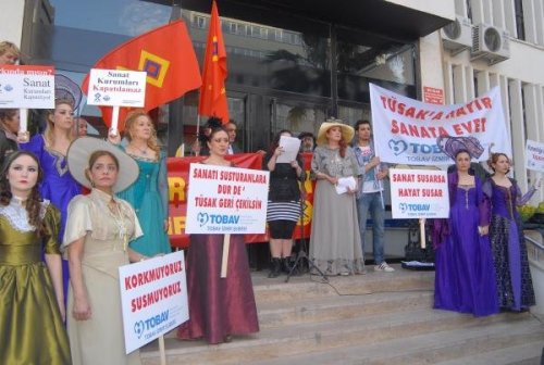 SANATÇILARDAN KOSTÜMLÜ PROTESTO