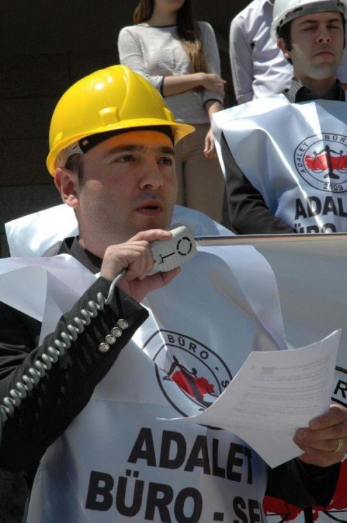 SOMA ŞEHİTLERİ İÇİN SİYAH GİYDİLER