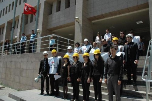 SOMA ŞEHİTLERİ İÇİN SİYAH GİYDİLER