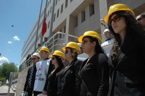 SOMA ŞEHİTLERİ İÇİN SİYAH GİYDİLER