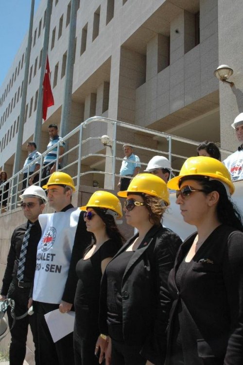 SOMA ŞEHİTLERİ İÇİN SİYAH GİYDİLER