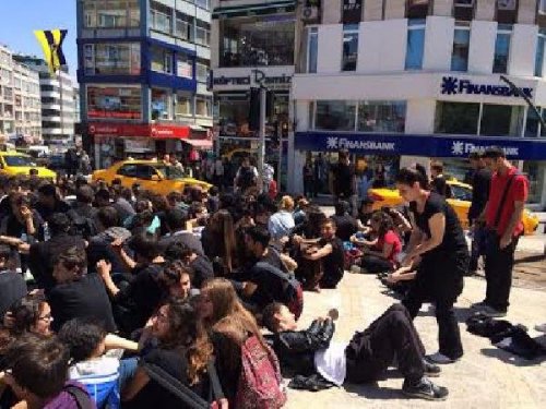 SOMA'DA HAYATINI KAYBEDENLER İÇİN DUALI EYLEM