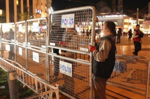 TAKSİM CUMHURİYET ANITI ÇEVRESİ KAPATILDI