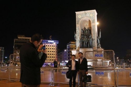 TAKSİM CUMHURİYET ANITI ÇEVRESİ KAPATILDI