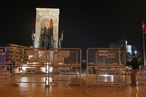 TAKSİM CUMHURİYET ANITI ÇEVRESİ KAPATILDI