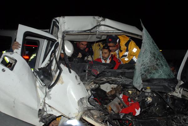 tirla-carpisan-minibuste-baba-ogul-oldu-2-kisi-yaralandi_7248_dhaphoto5.jpg