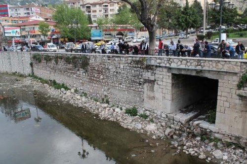 TÜRK ARTIK AKMAYAN SUYA BAKIYOR